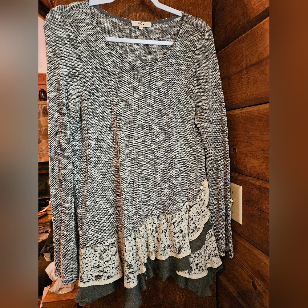 ENTRO Black and Cream Lace Trim Tunic Blouse- SIZE LARGE